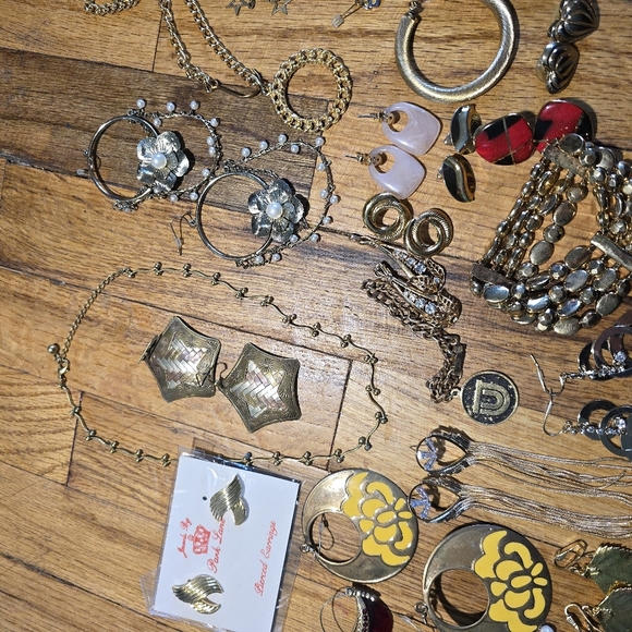 Vintage To Now Jewelry Lot Costume Estate Find Needs Cleaned. Mixed - Picture 3 of 14